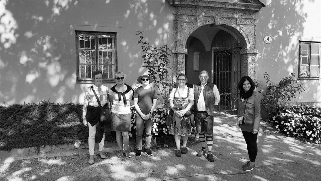 Reisegruppe vor Lokal